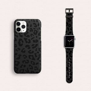 Puede incluir: Una funda para tel&eacute;fono y una correa de reloj a juego con estampado de leopardo negro y gris.
