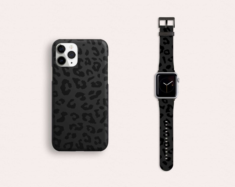 Puede incluir: Una funda para tel&eacute;fono y una correa de reloj a juego con estampado de leopardo negro y gris.