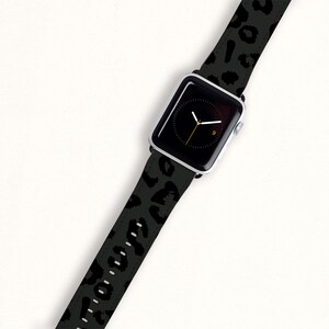 Puede incluir: Una banda de Apple Watch con estampado de leopardo en blanco y negro. La banda est&aacute; hecha de un material suave y flexible y es compatible con todos los modelos de Apple Watch.