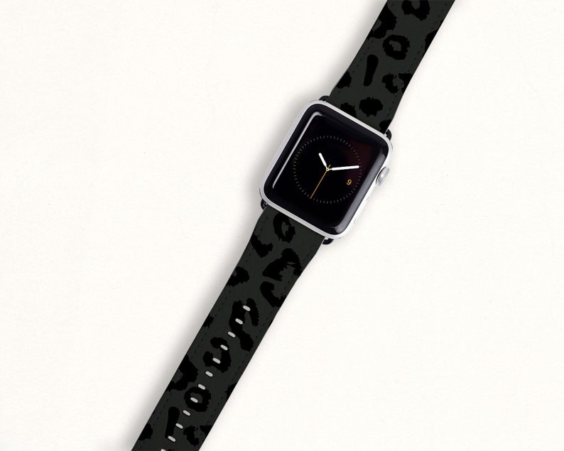 Puede incluir: Una banda de Apple Watch con estampado de leopardo en blanco y negro. La banda est&aacute; hecha de un material suave y flexible y es compatible con todos los modelos de Apple Watch.