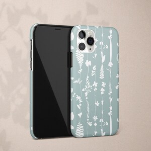Capa para iPhone 12 com estampa de flores brancas em fundo verde, compatível com iPhone 11 Pro Max, iPhone XS Max, 8 Plus, 7, XR e 6. Ideal para presentear em tons pastel verde-claro. imagem 1