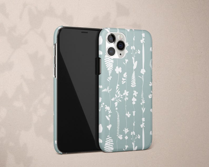 Capa para iPhone 12 com estampa de flores brancas em fundo verde, compatível com iPhone 11 Pro Max, iPhone XS Max, 8 Plus, 7, XR e 6. Ideal para presentear em tons pastel verde-claro. imagem 1