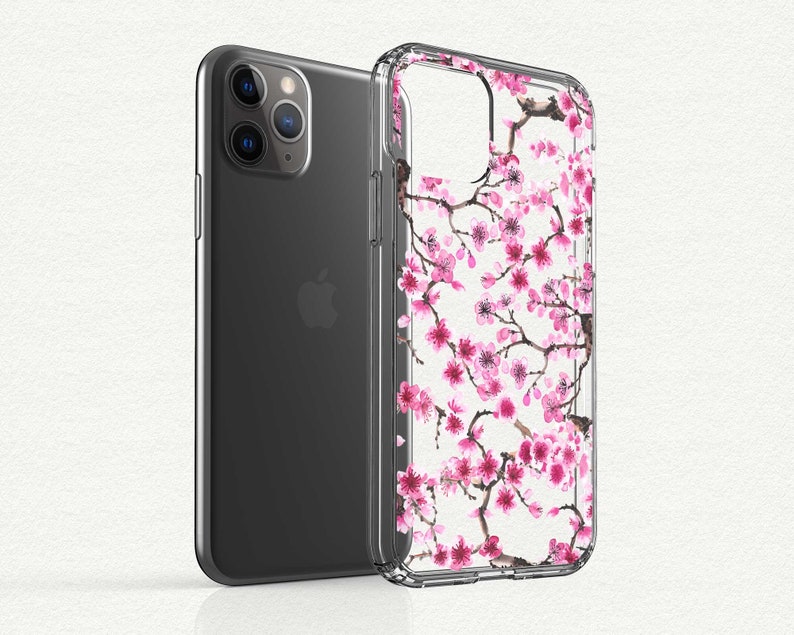Puede incluir: Una funda transparente para tel&eacute;fono con un dise&ntilde;o de flores de cerezo rosas. La funda est&aacute; hecha de un material duradero y protector y presenta un borde elevado para proteger la pantalla.