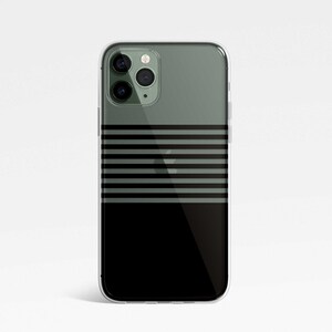 K&ouml;nnte beinhalten: Eine transparente Handyh&uuml;lle mit einem schwarz-gr&uuml;nen Streifenmuster. Die H&uuml;lle ist f&uuml;r ein iPhone mit einer Kamerabuckel konzipiert.