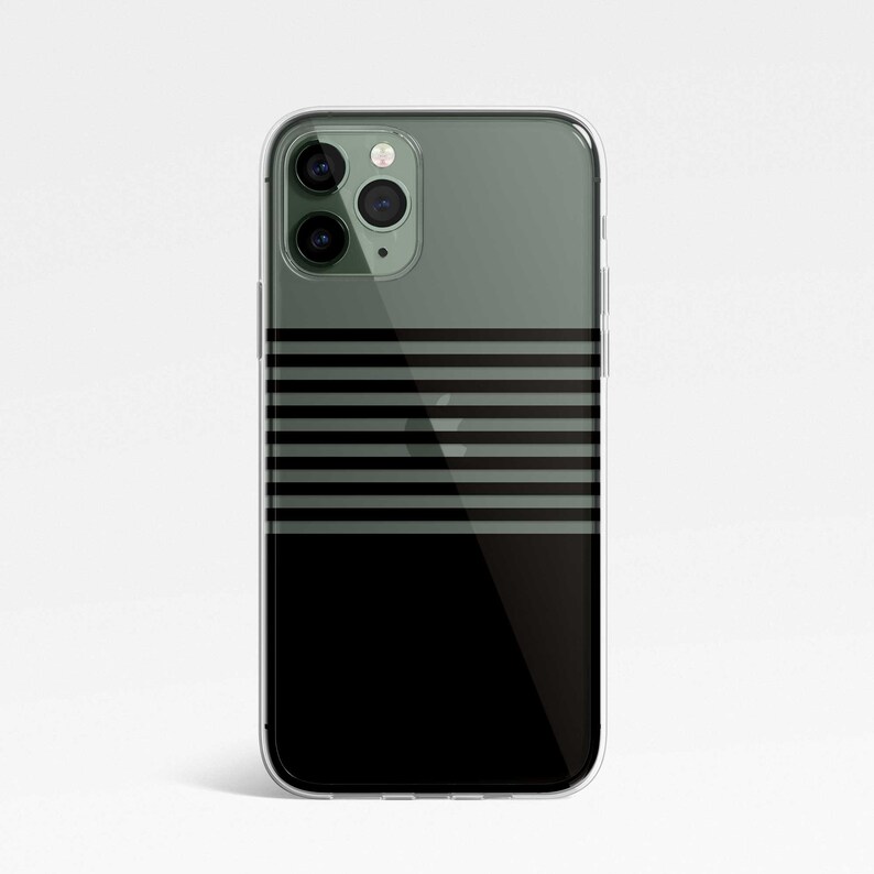 K&ouml;nnte beinhalten: Eine transparente Handyh&uuml;lle mit einem schwarz-gr&uuml;nen Streifenmuster. Die H&uuml;lle ist f&uuml;r ein iPhone mit einer Kamerabuckel konzipiert.