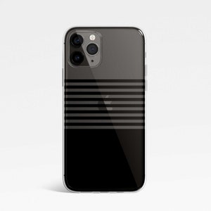 K&ouml;nnte beinhalten: Eine transparente Handyh&uuml;lle mit einem schwarz-grauen Streifenmuster. Die H&uuml;lle ist f&uuml;r ein Smartphone mit einem Dreifach-Kamerasystem konzipiert.