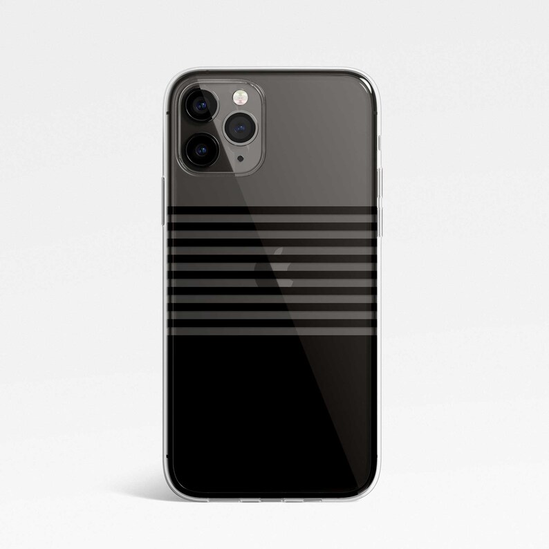 K&ouml;nnte beinhalten: Eine transparente Handyh&uuml;lle mit einem schwarz-grauen Streifenmuster. Die H&uuml;lle ist f&uuml;r ein Smartphone mit einem Dreifach-Kamerasystem konzipiert.
