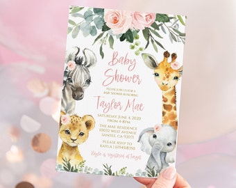 Puede incluir: Una invitación de baby shower rosa y blanca con un diseño floral e ilustraciones de una cebra, una jirafa, un león y un elefante. El texto dice "Baby Shower" y "Taylor Mae". La invitación incluye la fecha, la hora y el lugar de la ducha, así como la información de RSVP.