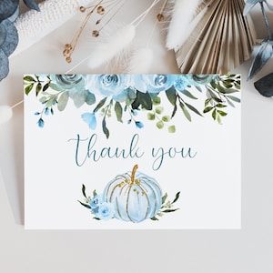 Dyniowy Baby Shower podziękowanie dla chłopca Niebieski Kwiatowy, Szablon, EDYTOWALNY, Wydrukowana karta z podziękowaniami, Jesień, Mała dynia jest w drodze, PB007