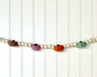 Pumpkin Felt Ball Garland // Pumpkin Garland // Pumpkin Felt Balls // Felt Pumpkins// Fall Decor // Thanksgiving Decor // Fall Decorations