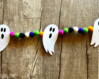 Ghost Felt Ball Garland // Halloween Felt Ball Garland // Halloween Decor // Halloween Garland // Ghost Garland // Spooky Decor //