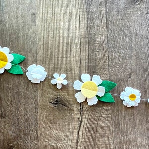 Wild Flower Garland// Daisy Garland// White Floral Garland// White Felt Flower Garland// Floral Garland/  White Nursery Decor// Floral Swag