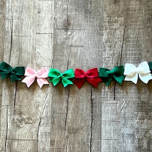 Christmas Bow Garland // Christmas Bows // Christmas Bow Banner // Holiday Bows // Felt Bows // Christmas Decor // Christmas Mantle Decor
