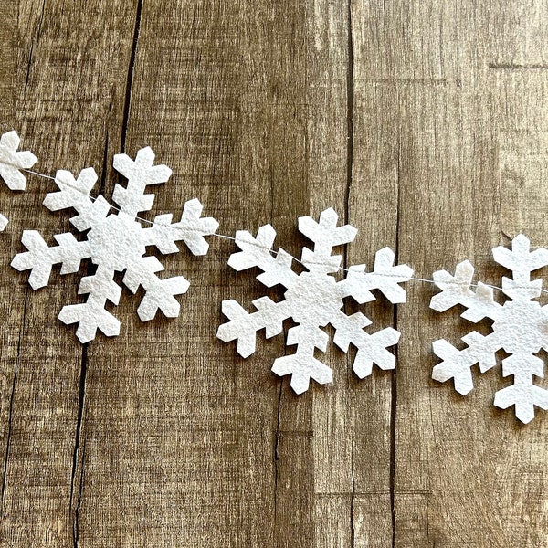 Large Snowflake Garland // Snowflake Garland // Christmas Garland // Christmas Decor // Snowflakes// Felt Snowflakes // Hanging Snowflakes