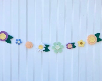 Summer Floral Garland // Flower Garland // Felt Flowers // Felt Flower Garland // Summer Decor // Nursery Decor // Nursery Wall Hanging//