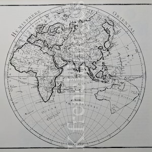 1980er Druck einer französischen hemisphärischen Weltkarte des Orients (Europa, Asien, China, Indien, Ozeanien, Australien)
