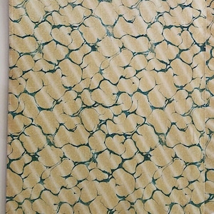 Couverture de livre en papier épais ou carton marbré couleur d'époque, reliure intérieure de la couverture en papier reliure ancien marbré