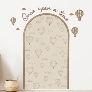 Op de afbeelding: Houten wanddecoratie met een grote boog met een beige achtergrond versierd met luchtballonnen en wolken. De woorden "Once upon a time" staan boven de boog. Extra uitsparingen van luchtballonnen en wolken zijn rond de boog geplaatst.