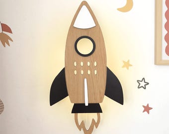 Houten raketlamp, ruimtelamp, houten nachtlampje, kindernachtlampje, ruimtedecor, kinderkamerinrichting, gevormd nachtlampje, deco ruimtedeco