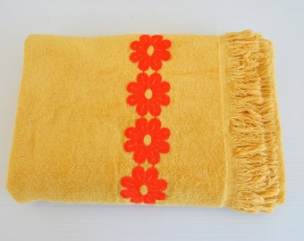 Vintage Retro FIELDCREST Mustard with Orange Daisies Bath Towel | 1970s era | Made in the USA | Retro Bathroom | Vintage Towels