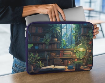 Puede incluir: Una funda para portátil con una ilustración colorida de una estantería llena de libros, plantas y una lámpara. La funda es morada y tiene una cremallera.