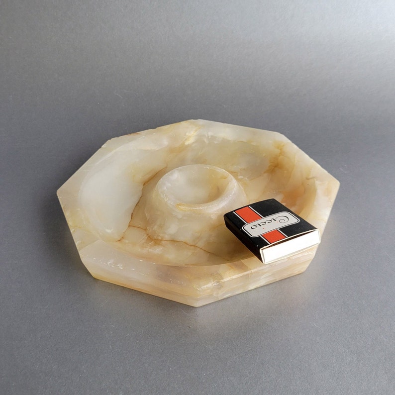 Carved onyx trinket plate Stone jewelry dish Alabaster office desk organizer Vanity or desk decor afbeelding 2