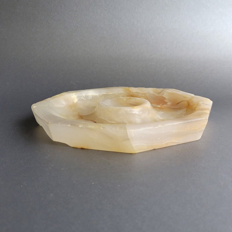 Carved onyx trinket plate Stone jewelry dish Alabaster office desk organizer Vanity or desk decor afbeelding 4