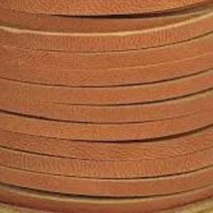 Könnte beinhalten: Eine Spule mit braunem Lederband, etwa 3 mm breit.