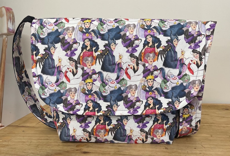 Borsa A Tracolla 'Villains' Con Scritta 'Chillin Is Like A Villain' - Tracolla In Poliestere Impermeabile Per Donna, 19x4.6x20.3 Cm, Regalo