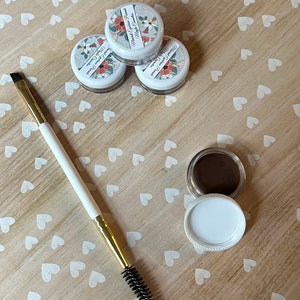 Natural mineral eyebrow filler with brush - Made with oils to encourage hair growth and health