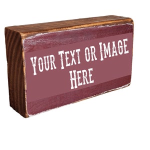 Puede incluir: Un letrero de madera con fondo marrón y texto blanco que dice "YOUR TEXT OR IMAGE HERE".
