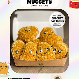 Puede incluir: Un conjunto de 10 nuggets de pollo tejidos a crochet en una caja de cartón marrón para llevar. Los nuggets son amarillos y tienen caras lindas con ojos negros y sonrisas. La imagen incluye el texto "CHICKEN NUGGETS CROCHET PATTERNS" y "PDF ONLY! CROCHET PATTERNS INSTANT DOWNLOAD".