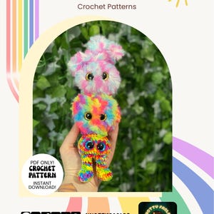 Może przedstawiać: Reklama wzorów szydełkowych z dwoma puszystymi, tęczowymi sprite'ami. Tekst brzmi "Pride Sprites" i "Crochet Patterns". Obraz zawiera również tekst "PDF ONLY! CROCHET PATTERN INSTANT DOWNLOAD!"