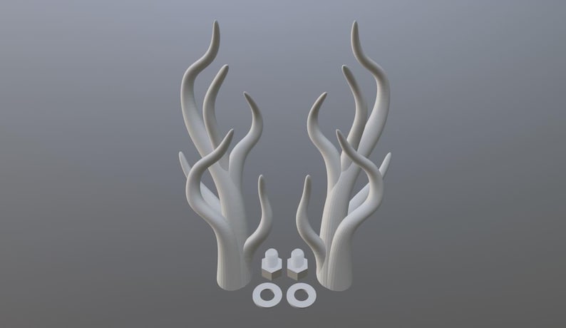 Peut inclure: Deux sculptures blanches abstraites en forme de cornes avec de multiples branches incurv&eacute;es. Deux petits objets carr&eacute;s et deux objets circulaires sont &agrave; la base des sculptures. Le fond est gris clair uni.