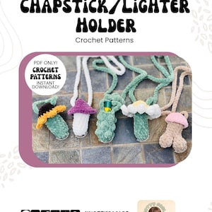 Puede incluir: Una colección de cinco sujetadores de pintalabios y encendedores de ganchillo hechos a mano en varias formas y colores, incluyendo un hongo, una flor y una forma fálica. La imagen también incluye el texto "CHAPSTICK/LIGHTER HOLDER Crochet Patterns".