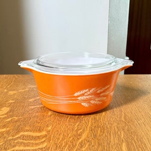 Plato de cazuela Pyrex de cosecha de otoño de los años 80 / Plato de cazuela Pyrex con diseño de trigo / Utensilios de cocina Pyrex 474 con tapa / Plato de cosecha de otoño