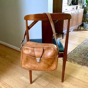 1970s Luggage Overnighter Brown Vinyl Shoulder Bag | Scovill Shoulder Bag | 70s Faux Leather Shoulder Bag | Brown Weekender Crossbody Bag