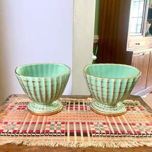 Paire vintage de jardinière à pieds Hull Capri vert et or | Coque 45 Poterie | Jardinières en poterie côtelée Capri et or | Vase en poterie Hull 45