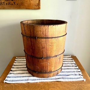 Antiker Holz Latteneimer | Holz und Drahteimer Pflanzgefäß | Doppelseitiger Eimer | Kleiner Holzfasseimer | Western-Eimer | Blumenampel