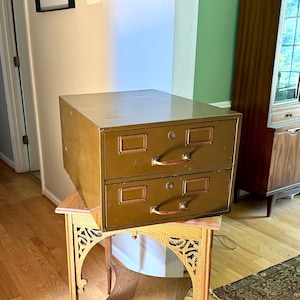 Vintage rustikaler großer industrieller Aktenschrank | Metall Karteikasten Grün | Zwei Schubladen Aufbewahrung | Industrie Vorratsbehälter | Aktenschrank