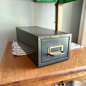 Gabinete rústico vintage de acero Cole / Catálogo de fichas de metal verde / Almacenamiento con un solo cajón / Contenedor de almacenamiento industrial / Gabinete para tarjetas de biblioteca