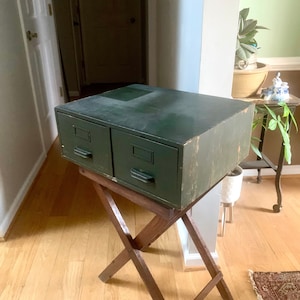 Catálogo de tarjetas verdes de madera vintage / Gabinete de catálogo de tarjetas de madera / Almacenamiento rústico / Gabinete de 2 cajones / Catálogo de tarjetas de biblioteca / Decoración de oficina
