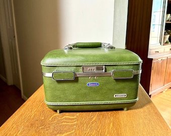 1970s American Tourister Cosmetic Case | 1960s Green Hard Shell Travel Case with Tray | Mid Century Escort Train Case| Green Make Up Case