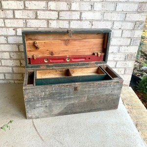 Vintage Holz Tischler Werkzeugkiste | Werkzeugstamm aus distressed Holz | Rustikale Holz Werkzeugkiste aus Grünem Holz und Level | Rustikaler Couchtisch |