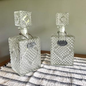 Vintage paar karaffen in kristalstijl | Diamantgeslepen glazen karaffen met karaflabels | Paar diamanten gearceerde glazen karaffen
