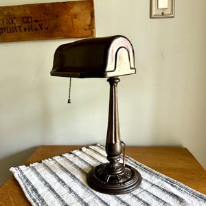 Lámpara de banquero vintage de metal desgastado / Lámpara de banquero de acero ornamentado / Lámpara de escritorio rústica victoriana / Lámpara de banquero de metal antigua
