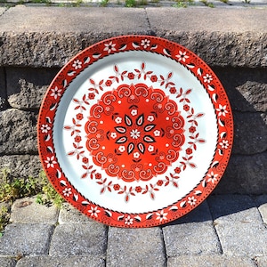 Vassoio da cocktail degli anni &#39;70 Vassoio da portata in metallo con motivo Bandana / Vassoio in metallo / Vassoio XL della metà del secolo / Decoro con motivo rosso e bianco Decoro MCM