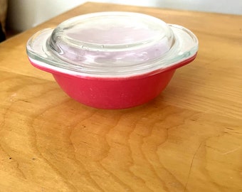 Small vintage PYREX dish with lid