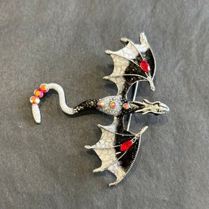 Broche pendentif dragon mystique dans un cadre argenté 2 couleurs Beau cadeau