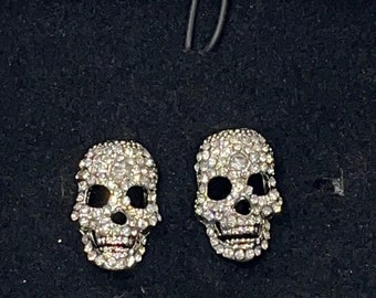 Örhängen med diamanter och dödskalle